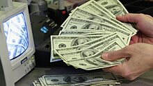 Доллар снизился к мировым валютам
