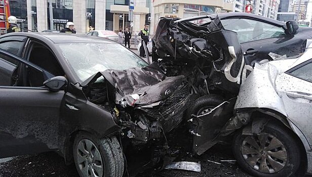 Камеры зафиксировали момент смертельного ДТП с участием угнанной машины в Екатеринбурге