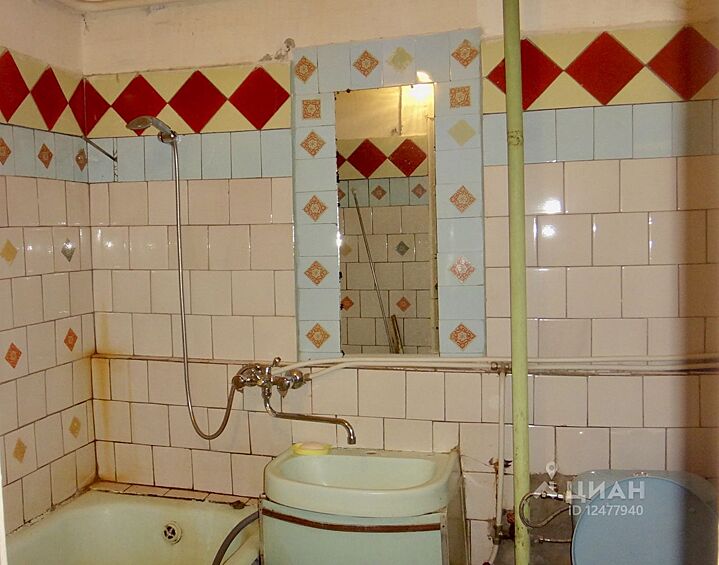 Дикий выбор плитки для этой ванной может быть связан с тем, что использовались остатки плитки, собранные по родственникам и соседям. 