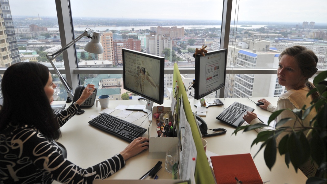 Экономист оценил перспективы офисных сотрудников в России