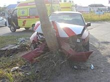 В Сургуте водитель на Subaru сбил уличный фонарь