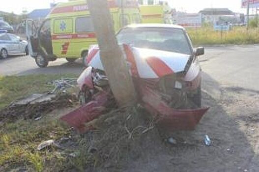 В Сургуте водитель на Subaru сбил уличный фонарь