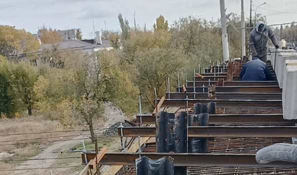 В Волгограде на Марийском путепроводе рабочие начали армирование консолей