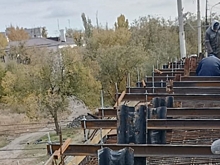 В Волгограде на Марийском путепроводе рабочие начали армирование консолей