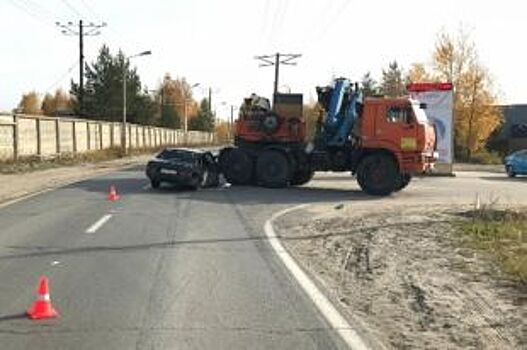 В Сургуте «ВАЗ» врезался в грузовик