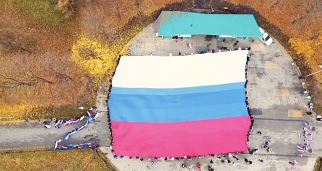 По инициативе Максима Егорова в Москве развернули триколор площадью 150 квадратных метров
