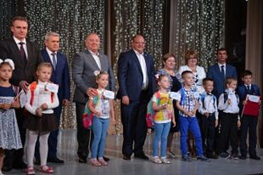 Городские депутаты присоединились к акции «Соберем ребенка в школу»