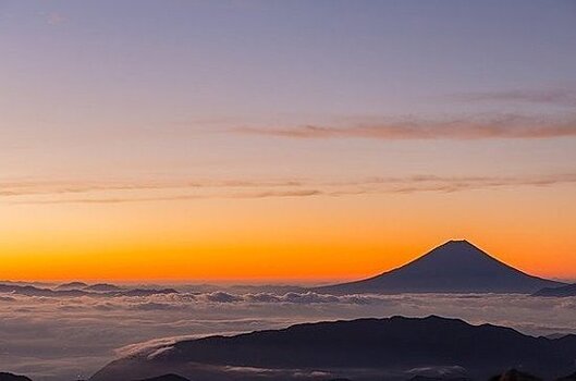 Вулкан Эбеко на Курилах выбросил столб пепла на высоту 2,5 километра