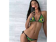 Ирина Шейк показала фигуру в крошечном бикини