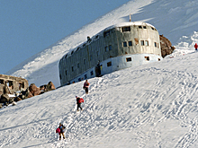 Тайна «Приюта 11»: как исчез легендарный отель на Эльбрусе и получится ли его возродить