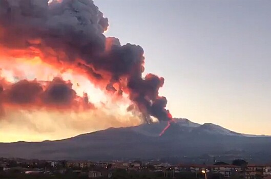 ВИДЕО. Тонны раскаленной лавы: на Сицилии началось извержение вулкана Этна