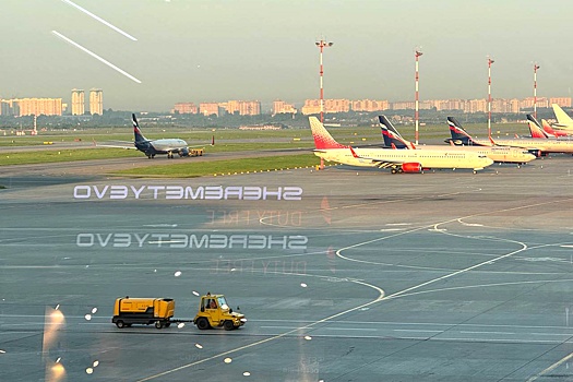 Пассажиров отмененных рейсов пересаживают на самолеты "России" и "Победы"