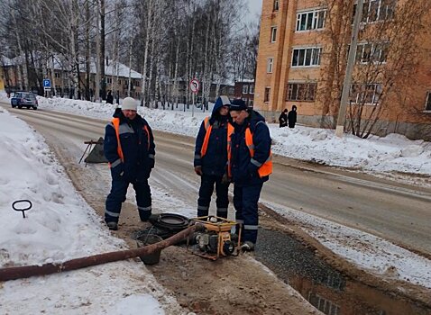 На улице Сулимова в Глазове прорвало трубы холодного водоснабжения