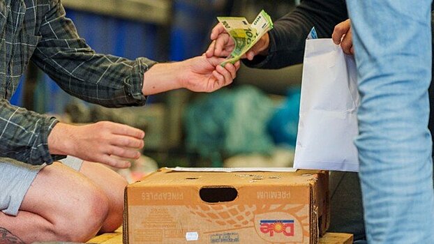 Мужчина купил коробку на гаражной распродаже и нашел в ней ценную картину