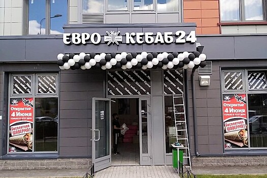 Иномарка протаранила кафе в Петербурге