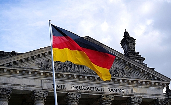 Власти Германии отвергли планы обязательной вакцинации «окольными путями»