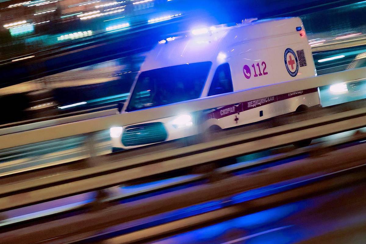 Россиянин врезался в машину скорой помощи и напал на медика