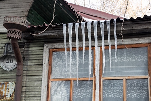 Сосульки-убийцы в Архангельске: кто должен с ними бороться и куда жаловаться, если этого не происходит