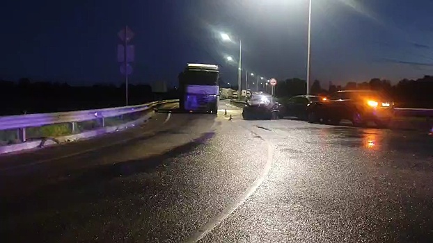 Мужчина и два ребенка получили травмы в столкновении трех машин в Борском районе