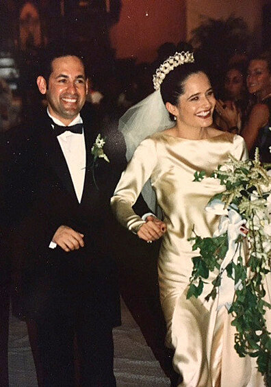 В 1997 году сестра Марты, Элена, вышла замуж в том же платье своей бабушки. После этой свадьбы платье терпеливо ждало своего часа 20 лет, пока дочь Марты, Пилар, не обручилась с Ником Кассауфом в апреле 2017 года.