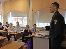 В Магадане в День Конституции полицейские провели занятия со школьниками