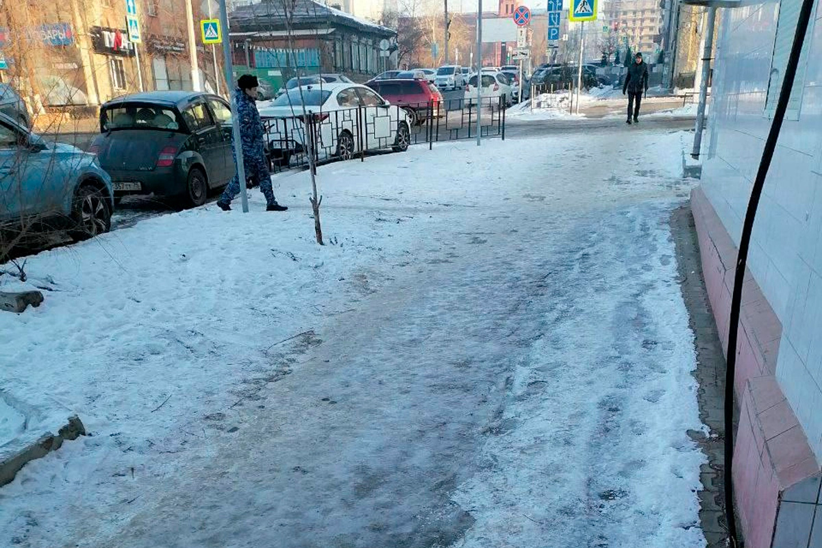 Жители Читы жалуются на плохую уборку тротуаров от гололёда