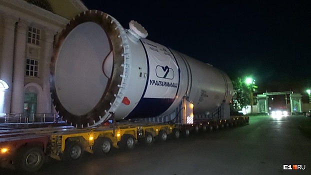 «Быстро проезжают»: гигантские баки-адсорберы для Газпрома едут по Екатеринбургу