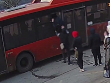 В Волгограде задержали нарушителей общественного порядка в автобусе №2