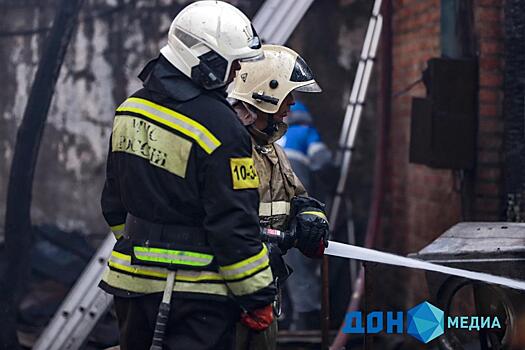 Пожар на 100 квадратов: в Таганроге выгорел гараж с иномаркой из-за газового баллона
