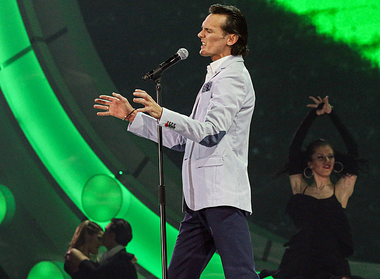 Певец Влад Сташевский во время выступления на девятом международном фестивале "Легенды Ретро FM", в СК "Олимпийский", 2013 год