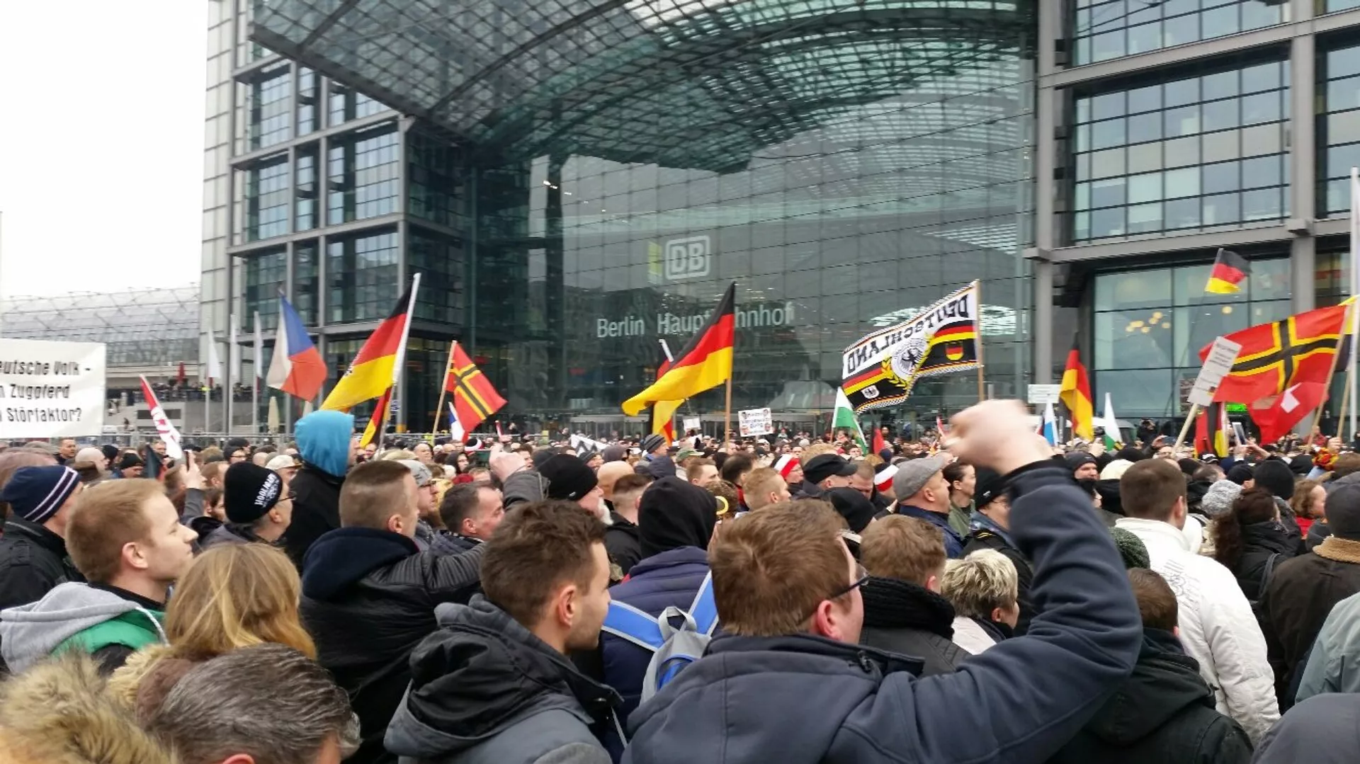 Немцы протестуют в Берлине из-за планов сократить социальную поддержку