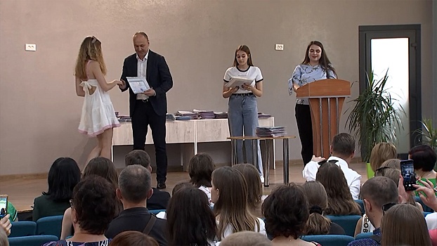 В Мелитополе школьникам вручили первые российские аттестаты
