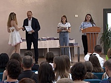 В Мелитополе школьникам вручили первые российские аттестаты