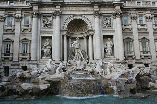 Итальянский художник залил краской фонтан Треви в Риме