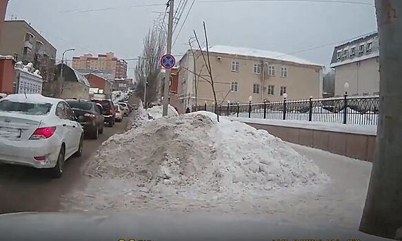 В Пензе автоледи чудом избежала столкновения со столбом. ВИДЕО