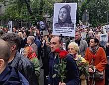 Боец АТО пришел на марш в Киеве с портретом Саши Грей