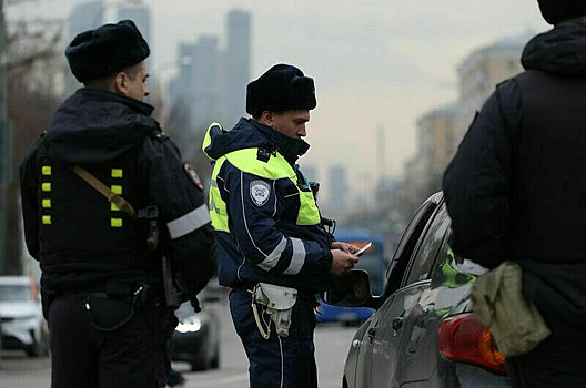 Водителей иномарок наказали за дрифт с фейерверками в Москве