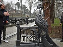Памятник цапле с ковшом с лягушкой открыли в Симферополе