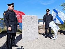 На Балтийской косе установили памятный камень советским морским десантникам