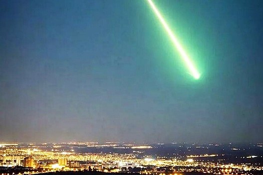 Житель британского Ноттингема снял на фото метеор с зеленым шлейфом