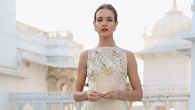 Наталья Водянова в платье "невесты" Dior любуется красотами Индии
