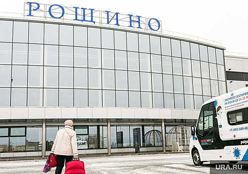Самолет в тюменском аэропорту осматривают сотрудники ОМОН