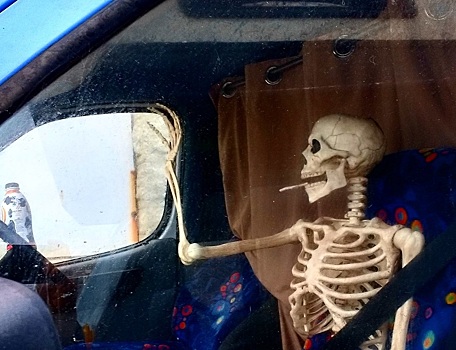 Водитель ездил со скелетом в автомобиле для обмана правил дорожного движения