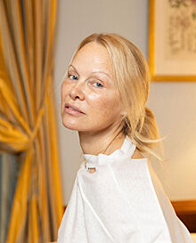 Не узнать: голливудская дива Памела Андерсон в свои 56 отказалась от макияжа