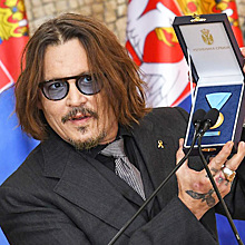 Джонни Депп заявил, что он «на пороге новой жизни», когда принимал медаль от президента Сербии