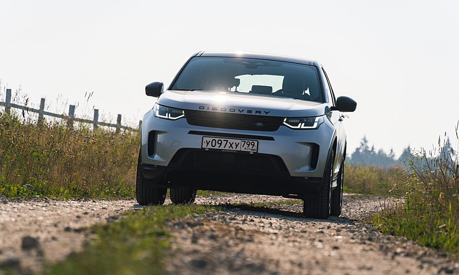 Land Rover Discovery также пошел по пути обновления информационных систем автомобиля. В 2021 году внедорожник получил систему Pivi Pro с HD-дисплеем диагональю 11,4 дюйма, которая поддерживает Android Auto и Apple CarPlay и обновляется по беспроводной сети.  Базовая версия автомобиля оборудована адаптивной подвеской, светодиодной головной оптикой, системой стабилизации прицепа, а также стояночным обогревом и двухзонным климат-контролем. В России Discovery комплектуется трехлитровым двигателями Ingenium: бензиновым мощностью 360 лошадиных сил, дополненным 48-вольтовой гибридной системой, а также 249-сильным дизелем. Стоимость Land Rover Discovery в России начинается от 6,2 млн рублей 