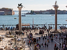 «Почему мы должны так жить». Заполонившие Венецию туристы разозлили местных