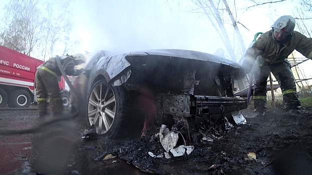 Две элитные иномарки сгорели в Дзержинске