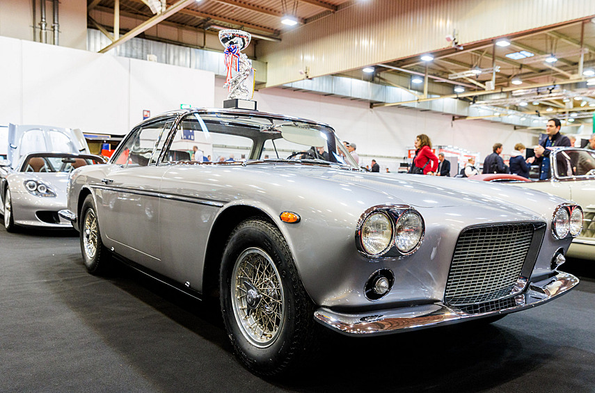 Этот прекрасный Maserati 5000 GT 1962 года получил награду «Best of Show». Модель даже по меркам Maserati была исключительно дорогой и престижной: позволить её могли единицы — с 1959 по 1966 год было изготовлено всего 34 машины. А эта и вовсе уникальна: её сделали по заказу могущественного главы концерна Fiat Джанни Аньелли в единственном экземпляре — кузов разработан и изготовлен специально для него в ателье Pininfarina под руководством Альдо Бровароне. Интересная деталь: по желанию владельца на машине не было эмблем Maserati. Двигатель V8 4.9 с двухвальными головками был создан на основе гоночного мотора от Maserati 450 S и развивал около 325 л.с. Данный экземпляр относится к агрегатам второй серии — у него чуть меньше диаметр цилиндра и немного больше ход поршня, а вместо карбюраторов Weber механический впрыск Lucas. Коробка передач пятиступенчатая, фирмы ZF.