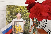 В Астрахани открылась выставка героя спецоперации "Цветы с фронта"